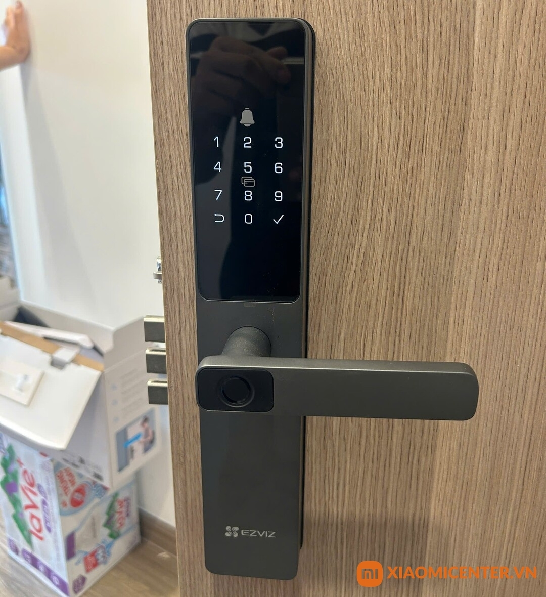Xiaomi Center & ShopMi - hai địa chỉ lắp kh&oacute;a v&acirc;n tay cho cửa gỗ ch&iacute;nh h&atilde;ng, uy t&iacute;n